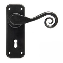 Wardlo deurkruk op schild 152x51mm BB57 smeedijzer zwart