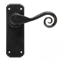 Wardlo deurkruk op schild 152x51mm Blind smeedijzer zwart