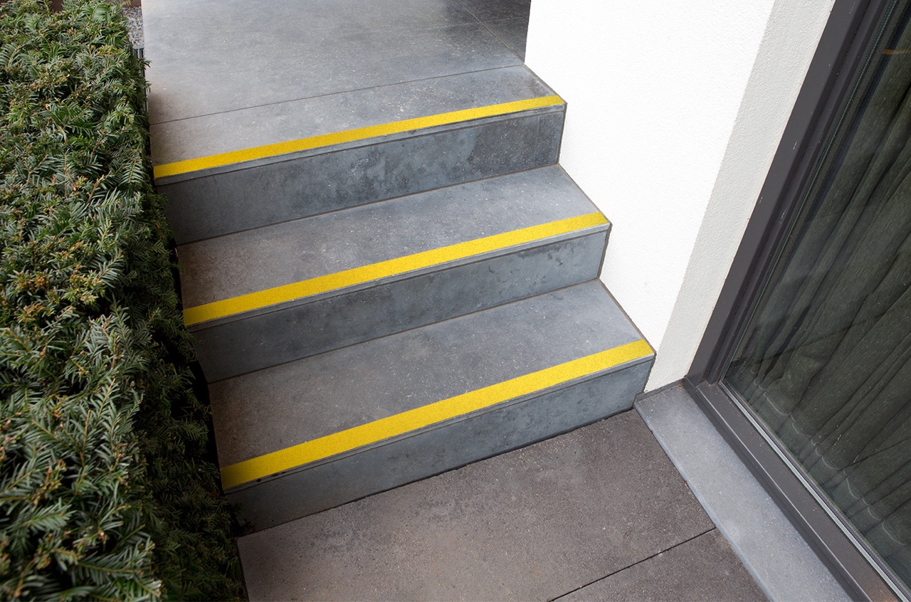 Sfeerimpressie SecuCare Senior antislip stickers voor trappen geel.jpg